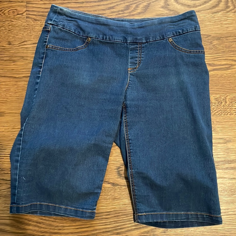 Peck & Peck denim stretch shorts in size 8.